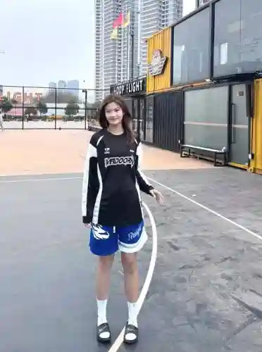 街头篮球风女生搭配阵容，街头篮球女性发型插图